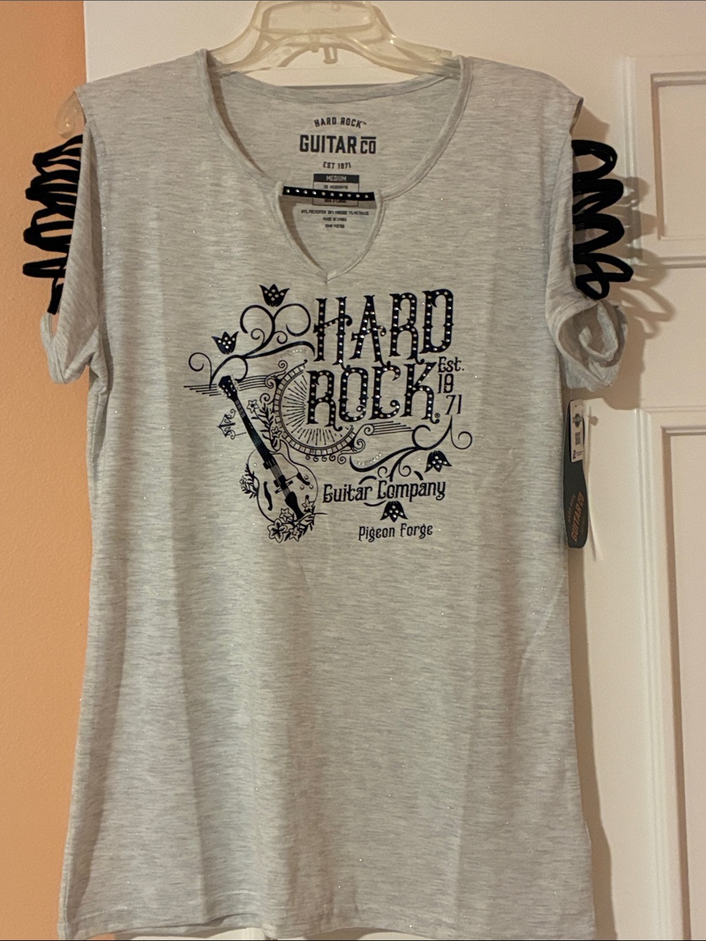 Hard Rock Womenโs light Gray Graphic Tee with Cutout Sleeves